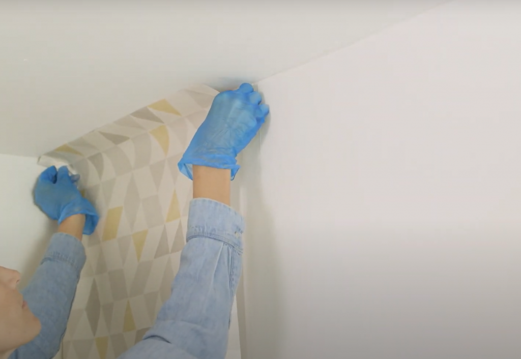 COmo se pone la primera tira de papel pintado en las paredes