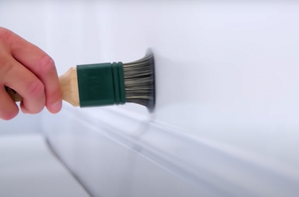 Aplicar la cola con cepillo o rodillo sobre la pared